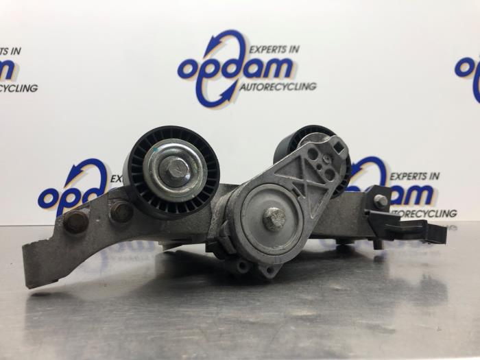 Gebruikte Dynamosteun onder Fiat 500 (312) 0.9 TwinAir 80 Prijs € 40,00 Margeregeling aangeboden door Gebr Opdam B.V.