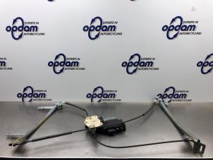 Gebruikte Ruitmechaniek 2Deurs rechts-voor Peugeot 307 CC (3B) 2.0 16V Prijs € 200,00 Margeregeling aangeboden door Gebr Opdam B.V.