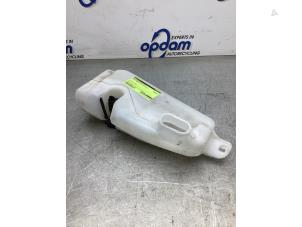 Gebruikte Ruitensproeiertank voor Dacia Duster (HS) 1.6 16V 4x4 Prijs € 30,00 Margeregeling aangeboden door Gebr Opdam B.V.