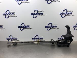 Gebruikte Versnellingsbak Bedieningskabel Peugeot 208 I (CA/CC/CK/CL) 1.2 Vti 12V PureTech 82 Prijs € 75,00 Margeregeling aangeboden door Gebr Opdam B.V.