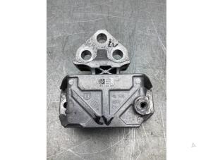 Gebruikte Versnellingsbak Steun Jeep Renegade (BU) 1.5 T e-Hybrid 16V Prijs € 70,00 Margeregeling aangeboden door Gebr Opdam B.V.