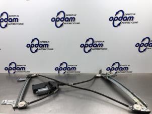 Gebruikte Ruitmechaniek 2Deurs rechts-voor Peugeot 307 CC (3B) 2.0 16V Prijs € 200,00 Margeregeling aangeboden door Gebr Opdam B.V.