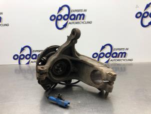 Gebruikte Fusee links-voor Peugeot 208 I (CA/CC/CK/CL) 1.2 Vti 12V PureTech 82 Prijs € 60,00 Margeregeling aangeboden door Gebr Opdam B.V.