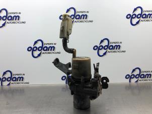 Gebruikte Servopomp Mazda 5 (CR19) 1.8i 16V Prijs € 175,00 Margeregeling aangeboden door Gebr Opdam B.V.