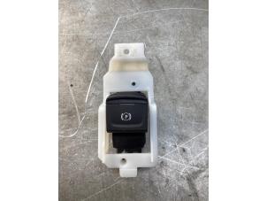 Gebruikte Handrem schakelaar Dacia Jogger 1.6 Hybrid 140 16V Prijs € 25,00 Margeregeling aangeboden door Gebr Opdam B.V.