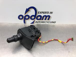 Gebruikte Pinker Schakelaar Renault Clio III (BR/CR) 1.2 16V 75 Prijs € 50,00 Margeregeling aangeboden door Gebr Opdam B.V.