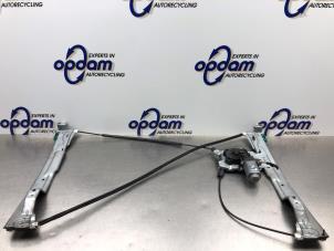 Gebruikte Ruitmechaniek 2Deurs links-voor Renault Clio III (BR/CR) 1.4 16V Prijs € 50,00 Margeregeling aangeboden door Gebr Opdam B.V.