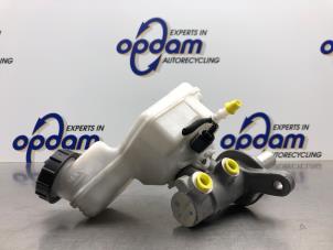 Gebruikte Hoofdremcilinder Ford Fiesta 7 1.0 EcoBoost 12V Prijs € 60,00 Margeregeling aangeboden door Gebr Opdam B.V.