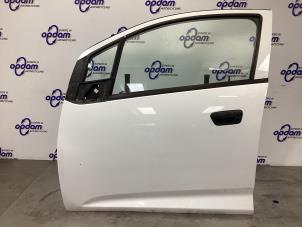 Gebruikte Portier 4Deurs links-voor Chevrolet Spark (M300) 1.0 16V Prijs € 75,00 Margeregeling aangeboden door Gebr Opdam B.V.
