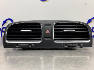 Gebruikte Luchtrooster Dashboard Volkswagen Golf VI (5K1) 1.4 TSI 160 16V Prijs € 50,00 Margeregeling aangeboden door Gebr Opdam B.V.