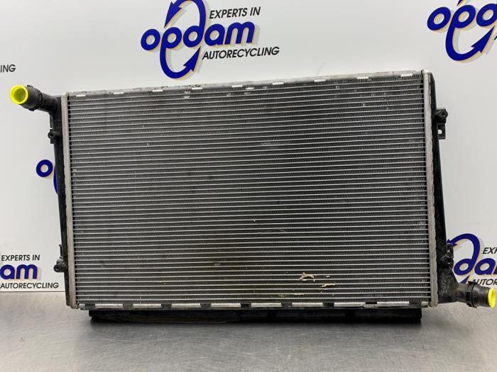 Gebruikte Radiateur Volkswagen Caddy III (2KA,2KH,2CA,2CH) 1.9 TDI Prijs € 50,00 Margeregeling aangeboden door Gebr Opdam B.V.