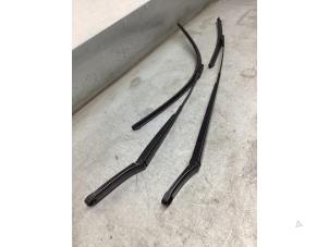 Gebruikte Ruitenwisserarm voor Volkswagen Caddy Cargo V (SBA/SBH) 2.0 TDI BlueMotionTechnology Prijs € 72,60 Inclusief btw aangeboden door Gebr Opdam B.V.