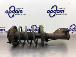 Gebruikte Schokdemperpoot links-voor Mazda 323 Fastbreak (BJ14) 1.6 16V Prijs € 40,00 Margeregeling aangeboden door Gebr Opdam B.V.