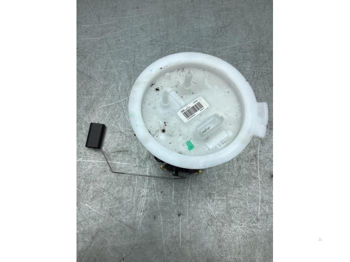 Benzinepomp van een Volvo XC40 (XZ) 1.5 T3 12V 2020