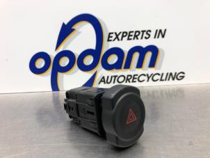 Gebruikte Alarmlicht Schakelaar Dacia Logan MCV I (KS) 1.6 MPI 85 Prijs € 20,00 Margeregeling aangeboden door Gebr Opdam B.V.