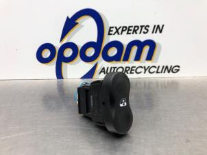 Gebruikte Raam schakelaar elektrisch Dacia Logan MCV (KS) 1.6 MPI 85 Prijs € 30,00 Margeregeling aangeboden door Gebr Opdam B.V.