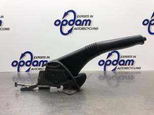 Gebruikte Handremhendel Dacia Logan MCV I (KS) 1.6 MPI 85 Prijs € 50,00 Margeregeling aangeboden door Gebr Opdam B.V.