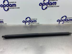 Gebruikte Achterklepdemper rechts-achter Ford Kuga II (DM2) 1.5 EcoBoost 16V 182 4x4 Prijs € 45,00 Margeregeling aangeboden door Gebr Opdam B.V.