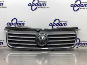 Gebruikte Grille Volkswagen Passat Variant (3B6) 1.8 Turbo 20V Prijs € 40,00 Margeregeling aangeboden door Gebr Opdam B.V.