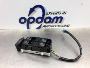 Gebruikte Ruit schakelaar elektrisch Mercedes C (W203) 2.0 C-180 16V Prijs € 50,00 Margeregeling aangeboden door Gebr Opdam B.V.