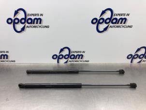 Gebruikte Set Gasdempers Achterklep Hyundai i30 (FD) 1.6 CVVT 16V Prijs € 30,00 Margeregeling aangeboden door Gebr Opdam B.V.