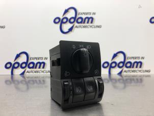 Gebruikte Licht Schakelaar Opel Astra G (F08/48) 1.6 16V Prijs € 15,00 Margeregeling aangeboden door Gebr Opdam B.V.
