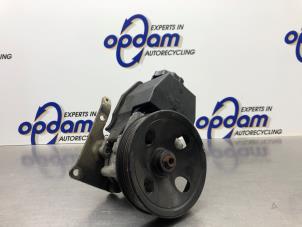 Gebruikte Pomp Servo Mercedes C (W203) 2.0 C-200K 16V Prijs € 75,00 Margeregeling aangeboden door Gebr Opdam B.V.