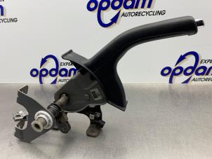 Gebruikte Handremhendel Hyundai i30 (FD) 1.6 CVVT 16V Prijs € 75,00 Margeregeling aangeboden door Gebr Opdam B.V.