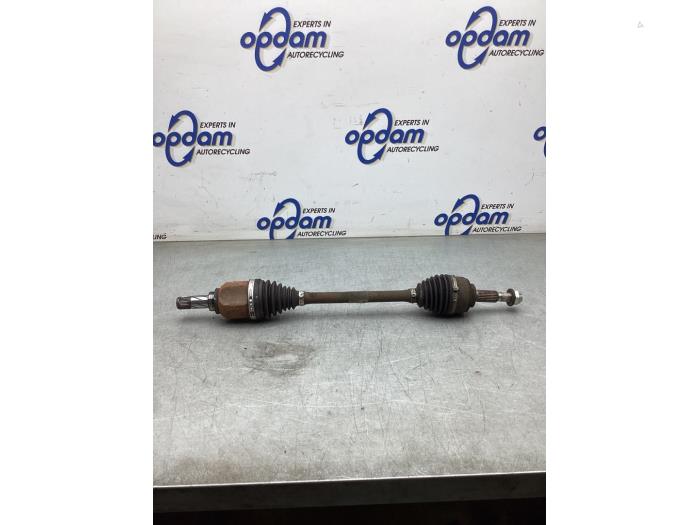 Gebruikte Aandrijfas links-voor Dacia Logan MCV II/III/Sandero Wagon 0.9 TCE 12V Prijs € 50,00 Margeregeling aangeboden door Gebr Opdam B.V.