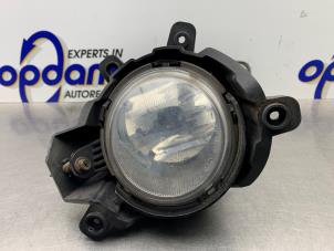 Gebruikte Mistlamp links-voor Kia Carens III (FG) 2.0i CVVT 16V Prijs € 25,00 Margeregeling aangeboden door Gebr Opdam B.V.