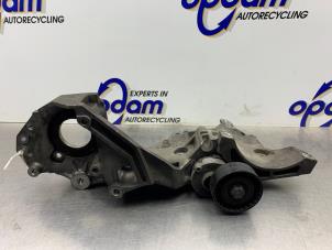 Gebruikte Dynamosteun onder Volkswagen Caddy III (2KA,2KH,2CA,2CH) 1.6 TDI 16V Prijs € 40,00 Margeregeling aangeboden door Gebr Opdam B.V.