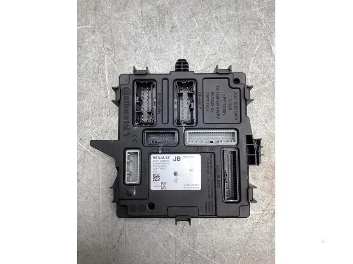 Gebruikte Bodycontrol Module Renault Captur II (RJB) 1.3 Mild Hybrid 140, TCe 140 16V Prijs € 175,00 Margeregeling aangeboden door Gebr Opdam B.V.