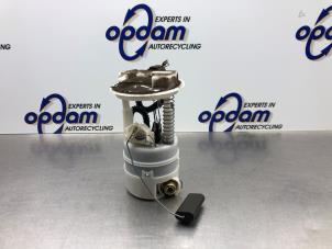 Gebruikte Benzinepomp Nissan Micra C+C (K12) 1.6 16V Prijs € 75,00 Margeregeling aangeboden door Gebr Opdam B.V.