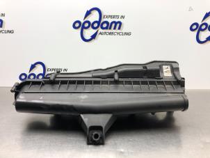 Gebruikte Luchtfilterhuis Peugeot 308 SW (4E/H) 1.6 VTI 16V Prijs € 25,00 Margeregeling aangeboden door Gebr Opdam B.V.