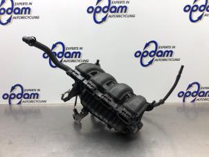 Gebruikte Inlaatspruitstuk Peugeot 308 SW (4E/H) 1.6 VTI 16V Prijs € 40,00 Margeregeling aangeboden door Gebr Opdam B.V.