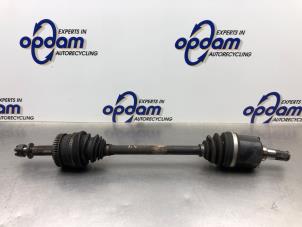 Gebruikte Steekas links-voor Kia Carens III (FG) 2.0i CVVT 16V Prijs € 75,00 Margeregeling aangeboden door Gebr Opdam B.V.