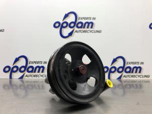 Gebruikte Pomp Servo Kia Carens III (FG) 2.0i CVVT 16V Prijs € 100,00 Margeregeling aangeboden door Gebr Opdam B.V.