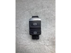 Gebruikte Handrem schakelaar Renault Captur II (RJB) 1.3 Mild Hybrid 140, TCe 140 16V Prijs € 30,00 Margeregeling aangeboden door Gebr Opdam B.V.