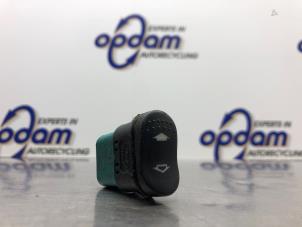 Gebruikte Raam schakelaar elektrisch Ford Transit 2.2 TDCi 16V Prijs € 15,00 Margeregeling aangeboden door Gebr Opdam B.V.