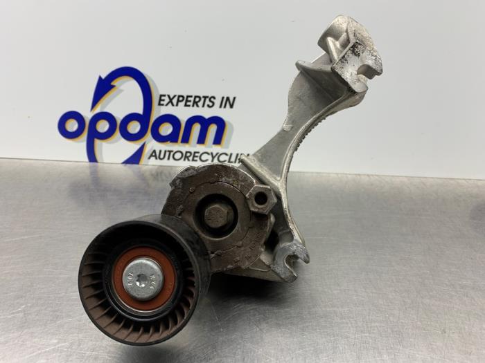 Gebruikte Dynamosteun boven Renault Captur I (2R) 0.9 Energy TCE 12V Prijs € 40,00 Margeregeling aangeboden door Gebr Opdam B.V.