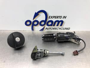 Gebruikte Set Cilindersloten (compleet) Peugeot 208 I (CA/CC/CK/CL) 1.2 Vti 12V PureTech 82 Prijs € 125,00 Margeregeling aangeboden door Gebr Opdam B.V.