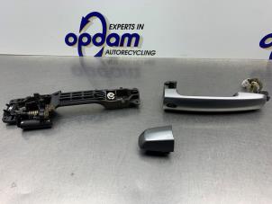 Gebruikte Portiergreep 4Deurs rechts-voor Suzuki Swift (ZA/ZC/ZD1/2/3/9) 1.5 VVT 16V Prijs € 40,00 Margeregeling aangeboden door Gebr Opdam B.V.