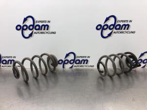 Gebruikte Schroefveer achter Renault Clio III (BR/CR) 1.2 16V 75 Prijs € 40,00 Margeregeling aangeboden door Gebr Opdam B.V.