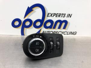 Gebruikte Licht Schakelaar Opel Corsa D 1.2 16V Prijs € 25,00 Margeregeling aangeboden door Gebr Opdam B.V.