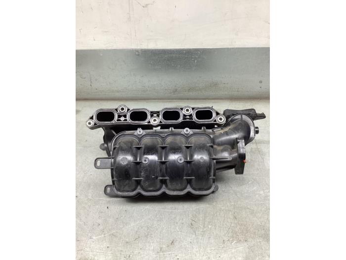 Inlaatspruitstuk van een Toyota Yaris II (P9) 1.33 16V Dual VVT-I 2013