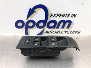 Gebruikte Elektrisch Raam Schakelaar Skoda Fabia III Combi (NJ5) 1.0 TSI 12V Prijs € 50,00 Margeregeling aangeboden door Gebr Opdam B.V.