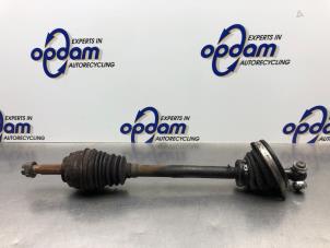 Gebruikte Aandrijfas links-voor Renault Clio II (BB/CB) 1.2 Prijs € 50,00 Margeregeling aangeboden door Gebr Opdam B.V.