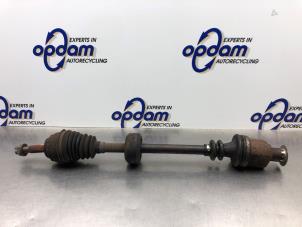 Gebruikte Steekas rechts-voor Renault Clio II (BB/CB) 1.2 Prijs € 50,00 Margeregeling aangeboden door Gebr Opdam B.V.