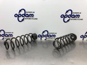 Gebruikte Schroefveer achter Skoda Fabia III Combi (NJ5) 1.0 TSI 12V Prijs € 40,00 Margeregeling aangeboden door Gebr Opdam B.V.