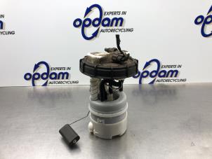 Gebruikte Benzinepomp Renault Clio III (BR/CR) 1.2 16V 75 Prijs € 60,00 Margeregeling aangeboden door Gebr Opdam B.V.